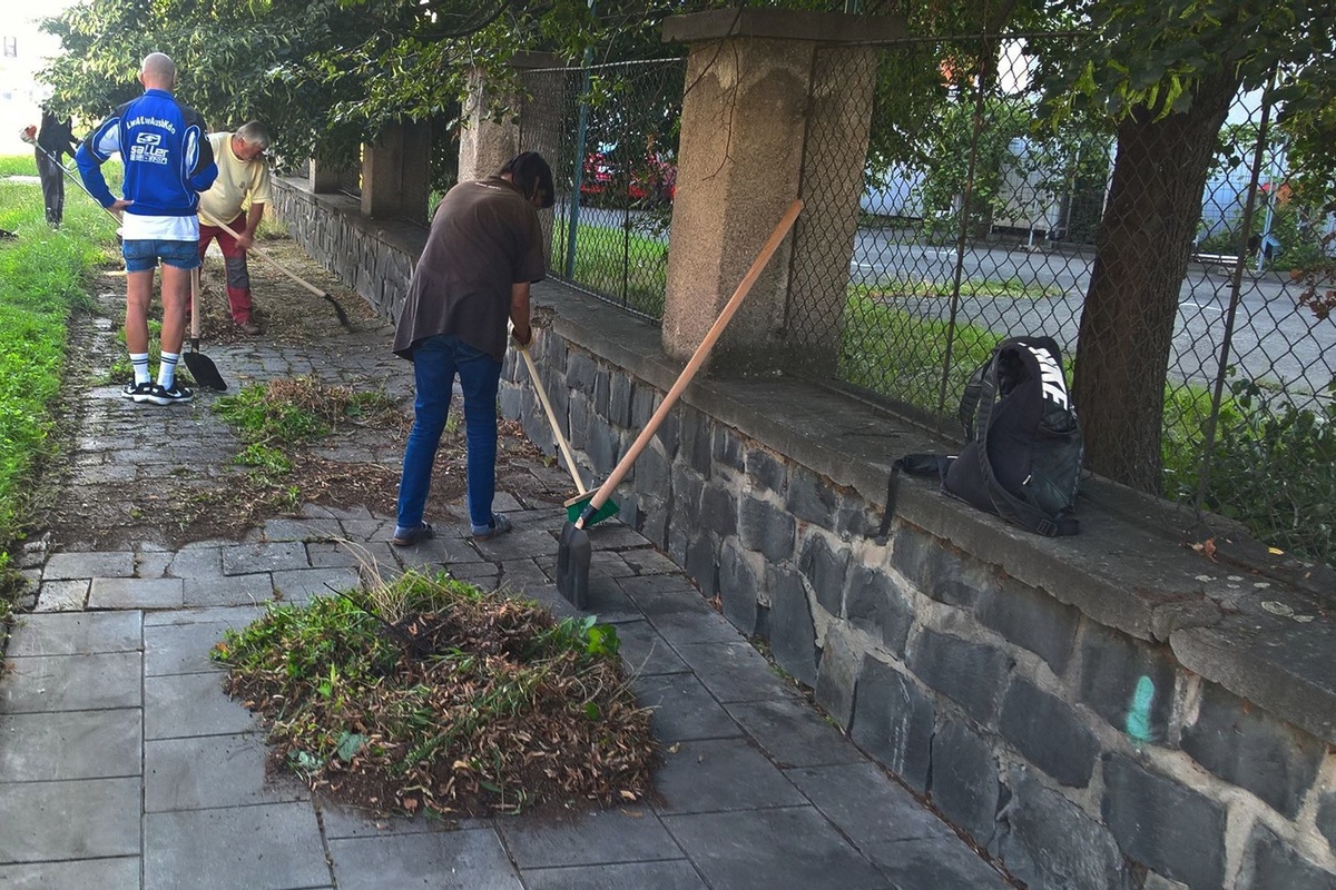 Úklid olomouckých ulic, čištění chodníků od plevele.