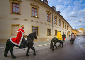 Tříkrálový kostým oblékl primátor, rektor a ředitel