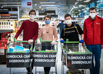 Ve službách pandemie: Jak vypadají dny dobrovolníků, kteří se v nouzovém stavu rozhodli pomoct