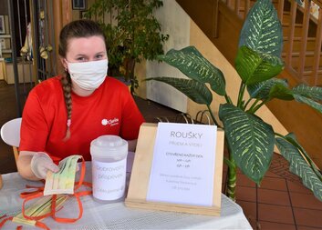 Roušky, tolik potřebné roušky. Desítky olomouckých dobrovolníků šijí pro Charitu