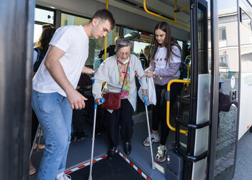 Senioři pečovatelské služby zamířili na zámek. Doprovodili je studenti gymnázia