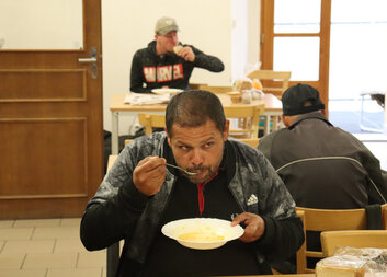 Teplo, bezpečí a pomoc nejen nemocným. Charita Olomouc rozšiřuje pro mrazivé měsíce své služby