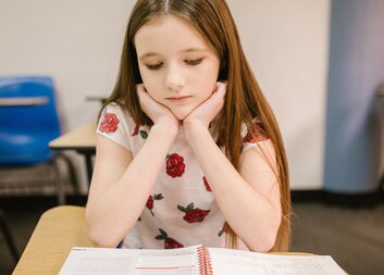 Finanční situace vyčleňovala devítiletou Annu z kolektivu. Nyní může opět obědvat se svými spolužáky