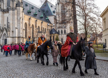 Tříkrálová družina v čele s hejtmanem, primátorem a biskupem šířila požehnání a naději