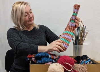 Pletením škarpětek pomáhá lidem bez domova