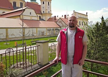 V dospělosti přijal svátost křtu a začal ministrovat