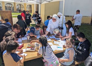 Romská pouť na Svatém Kopečku spojila kulturu, víru i společenství