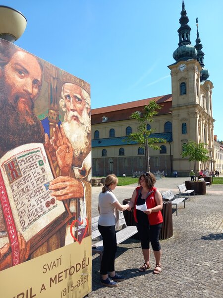 Alžběta Kučerová za Charitu Olomouc převzala jeden ze šeků na částku vybranou v benefici (léto 2025).