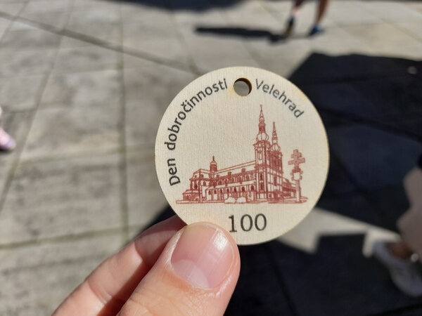 Zakoupením klíčenky dárci podpořili charitní projekt Kup oběd.