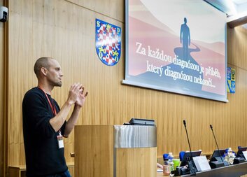 Lidé s traumatem potřebují zájem a naslouchání víc než medikaci, zaznělo na konferenci Charity Olomouc o duševním zdraví