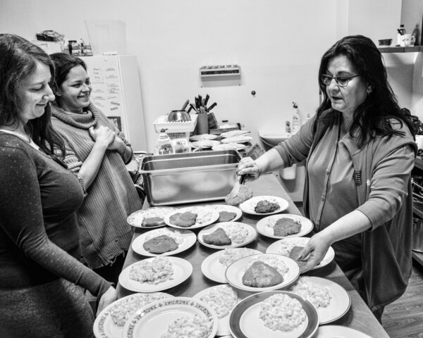 Naše pracovnice připravují štědrovečerní večeři pro klienty našich Domovů