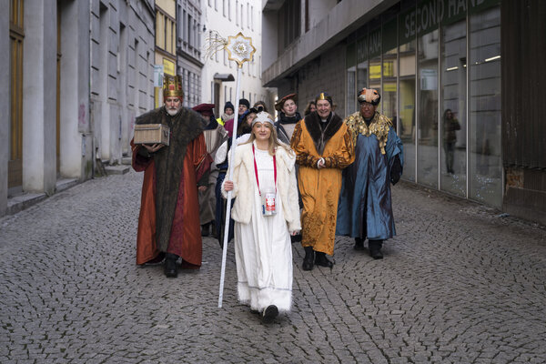 Průvod kráčí do Červeného kostela