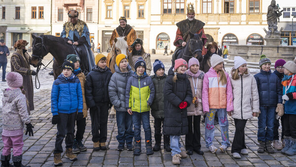 Králové s dětmi na náměstí