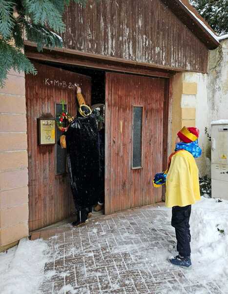 Koledníci označují dveře nápisem K+M+B+ v Hněvotíně Koledníci označují dveře nápisem K+M+B+ v Hněvotíně