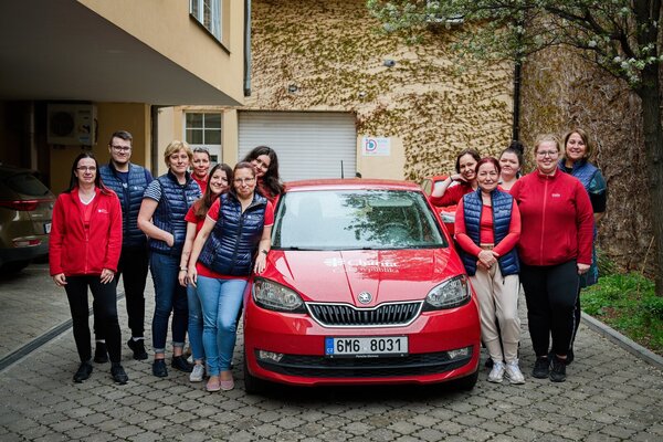 Dnes má středisko k dispozici vlastní vozy. Bývaly ale doby, kdy se pečovatelky musely za klienty dopravovat pěšky nebo prostřednictvím MHD, jak vzpomíná Veronika Rusková. Dnes má středisko k dispozici vlastní vozy. Bývaly ale doby, kdy se pečovatelky musely za klienty dopravovat pěšky nebo prostřednictvím MHD, jak vzpomíná Veronika Rusková.