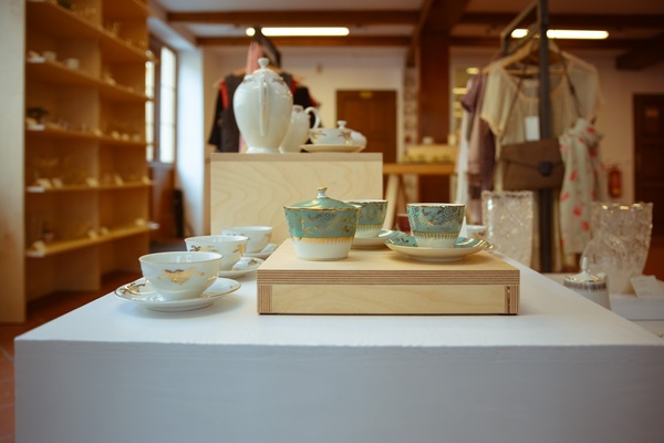 Obchod Dobrodruhá nabízí výrobky klientů SDO, ale také originální věci z druhé ruky a z chráněných dílen či regionálních firem.