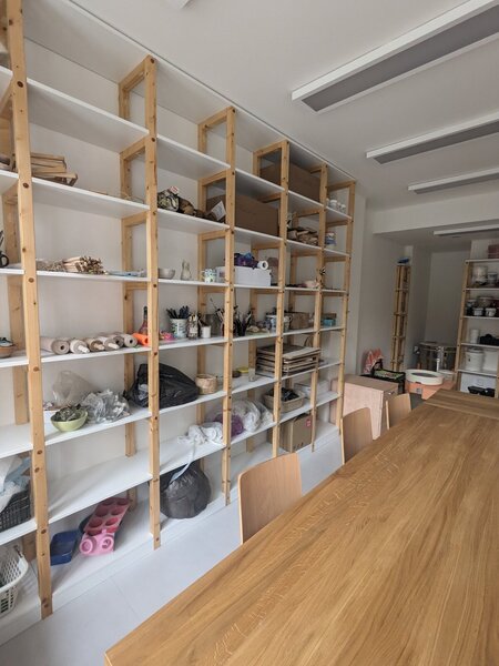 Zázemí keramické dílny. (Foto Nadiia Kruzman)