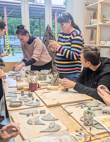 V rámci festivalu Dožínky duševní pohody bylo nové zázemí SDO v Řepčíně přístupné i pro veřejnost, např. pro tvoření z keramiky. (Foto Nadiia Kruzman)