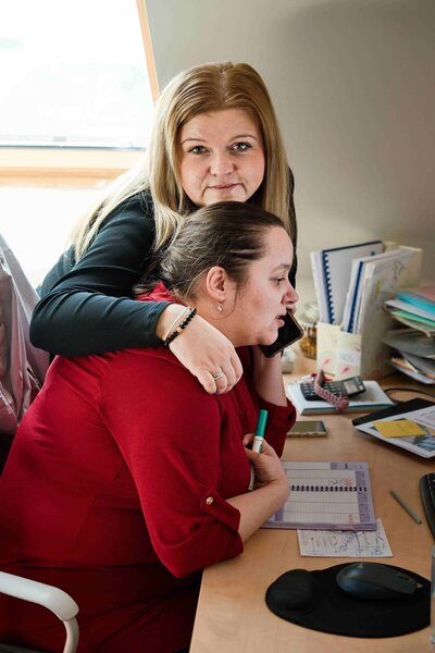 Petra Pavlíčková s Jitkou Laštůvkovou v kanceláři