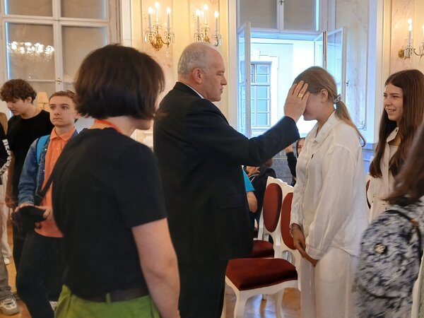 Olomoucký arcibiskup Josef Nuzík žehná dětem